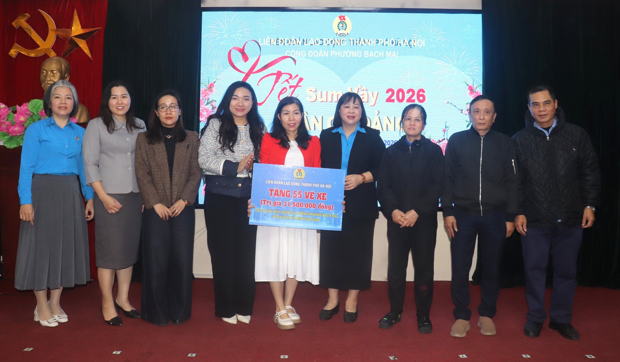 Phường Bạch Mai: Nhiều hoạt động chăm lo thiết thực cho người lao động- Ảnh 2.