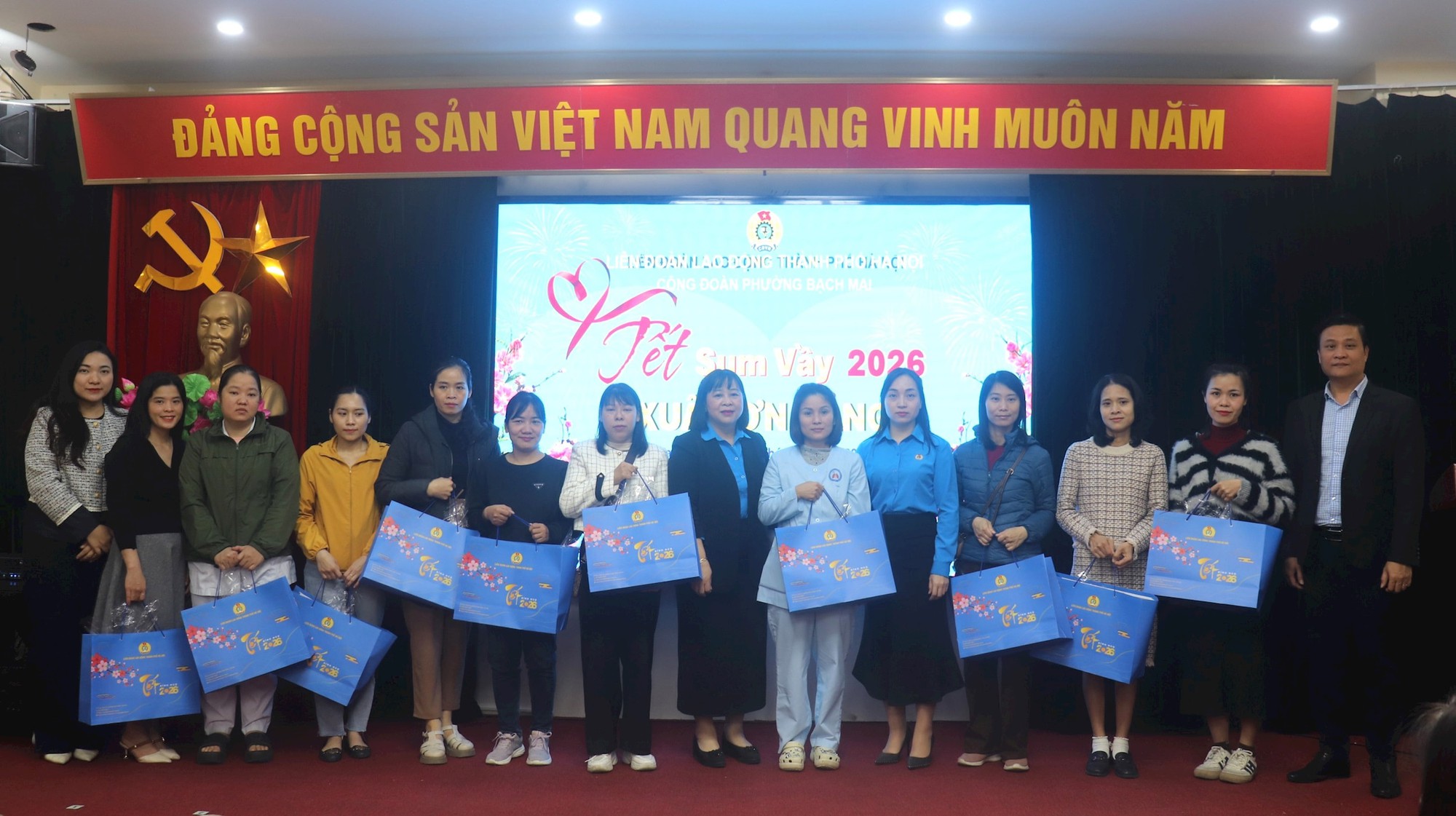Phường Bạch Mai: Nhiều hoạt động chăm lo thiết thực cho người lao động- Ảnh 1.