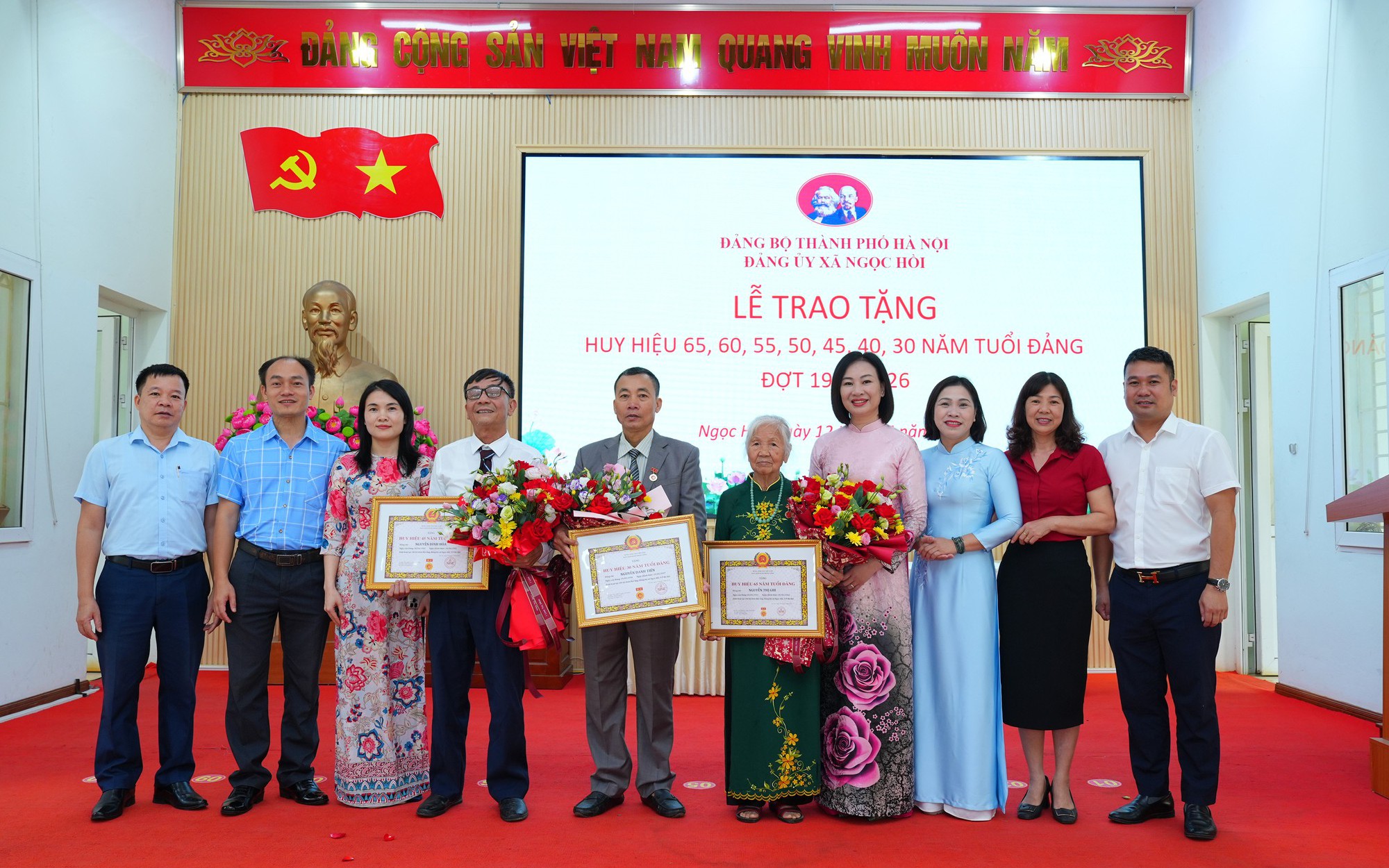 XÃ NGỌC HỒI TỔ CHỨC TRAO HUY HIỆU ĐẢNG ĐỢT 19/5 CHO 30 ĐẢNG VIÊN