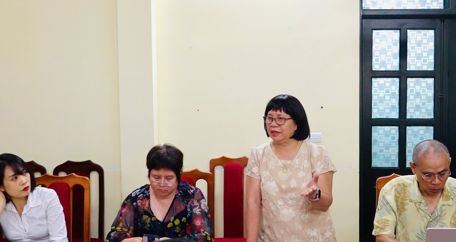 Two women sitting at a table  Description automatically generated