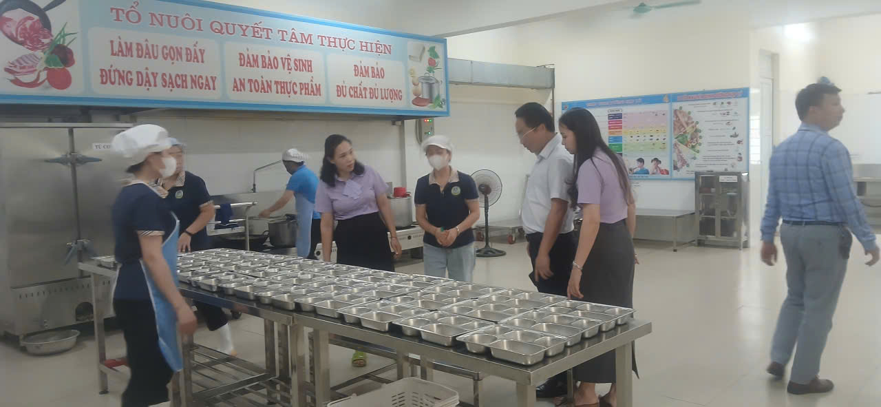 Các đoàn kiểm tra an toàn thực phẩm xã Gia Lâm tăng cường kiểm tra nhà hàng, bếp ăn và trường học trên địa bàn- Ảnh 1.