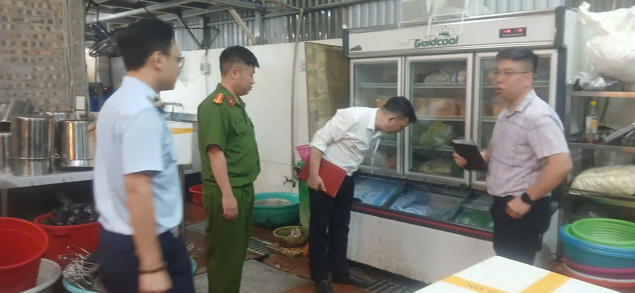 Các đoàn kiểm tra an toàn thực phẩm xã Gia Lâm tăng cường kiểm tra nhà hàng, bếp ăn và trường học trên địa bàn- Ảnh 2.