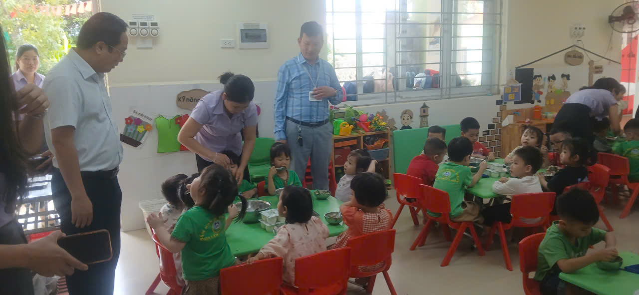 Các đoàn kiểm tra an toàn thực phẩm xã Gia Lâm tăng cường kiểm tra nhà hàng, bếp ăn và trường học trên địa bàn- Ảnh 3.