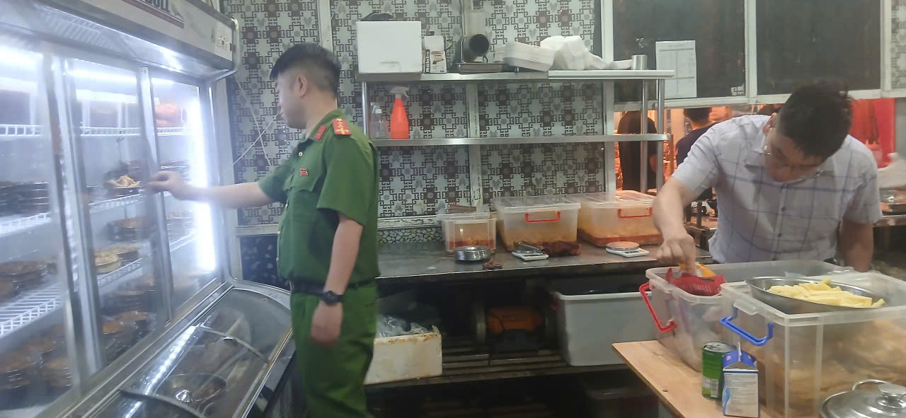 Các đoàn kiểm tra an toàn thực phẩm xã Gia Lâm tăng cường kiểm tra nhà hàng, bếp ăn và trường học trên địa bàn- Ảnh 4.