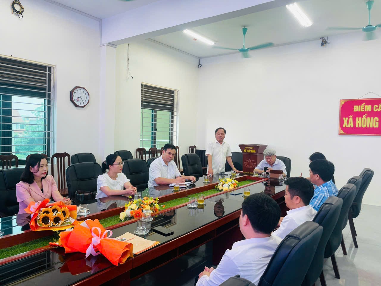 Hồng Sơn trao quyết định bổ nhiệm cán bộ quản lý ngành giáo dục- Ảnh 1.