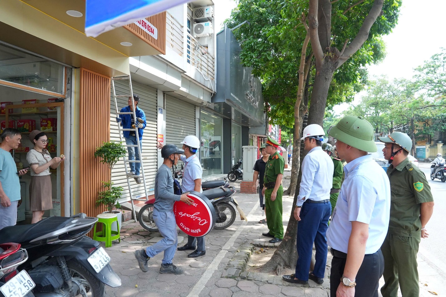 Gia Lâm ra quân lập lại trật tự đô thị trên các tuyến đường trọng điểm- Ảnh 2.