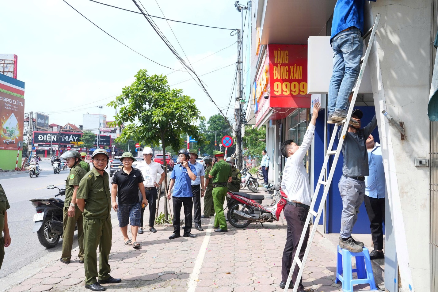 Gia Lâm ra quân lập lại trật tự đô thị trên các tuyến đường trọng điểm- Ảnh 4.