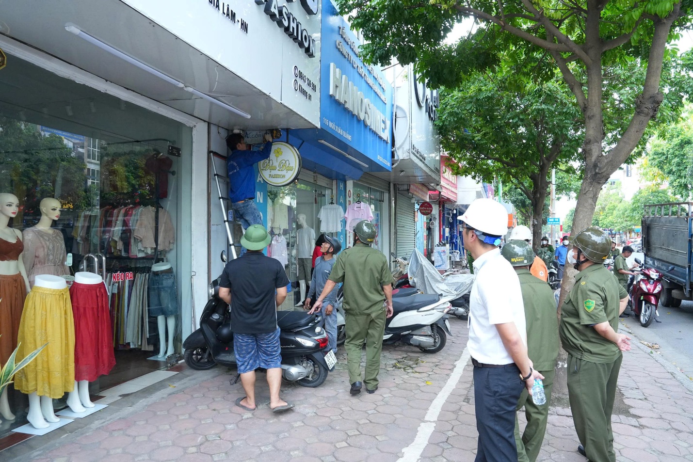 Gia Lâm ra quân lập lại trật tự đô thị trên các tuyến đường trọng điểm- Ảnh 5.