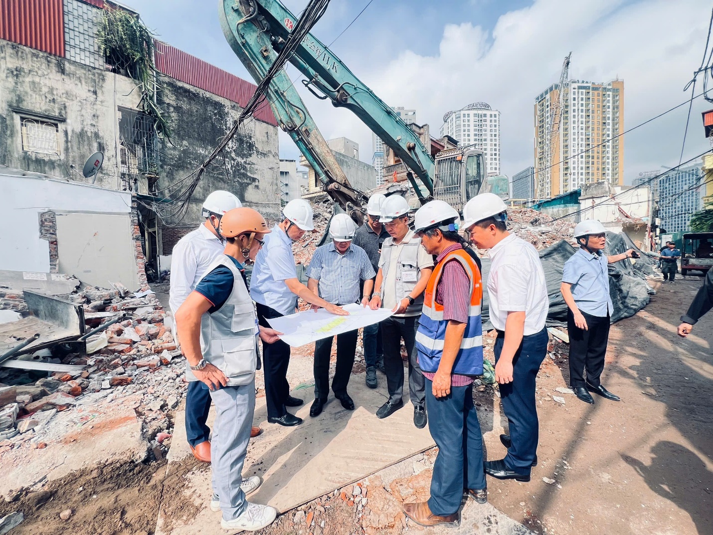 Phường Yên Hòa phối hợp thực địa, xác định mốc giới bàn giao mặt bằng đường Vành đai 2,5- Ảnh 5.