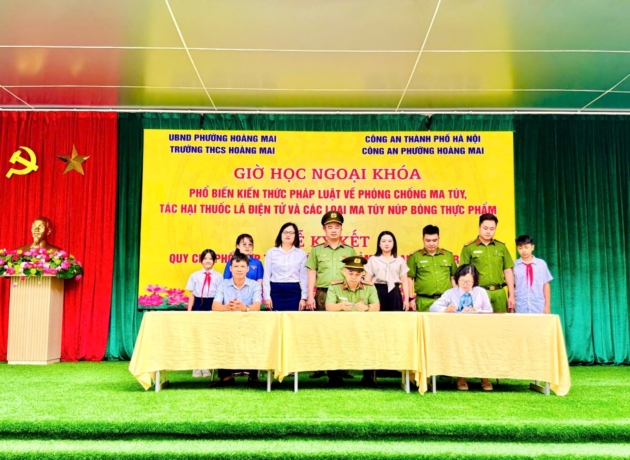 TRƯỜNG THCS HOÀNG MAI PHỐI HỢP VỚI CÔNG AN PHƯỜNG HOÀNG MAI TỔ CHỨC GIỜ HỌC NGOẠI KHÓA TUYÊN TRUYỀN PHÁP LUẬT VÀ LỄ KÝ KẾT QUY CHẾ PHỐI HỢP ĐẢM BẢO AN NINH, TRẬT TỰ- Ảnh 1.