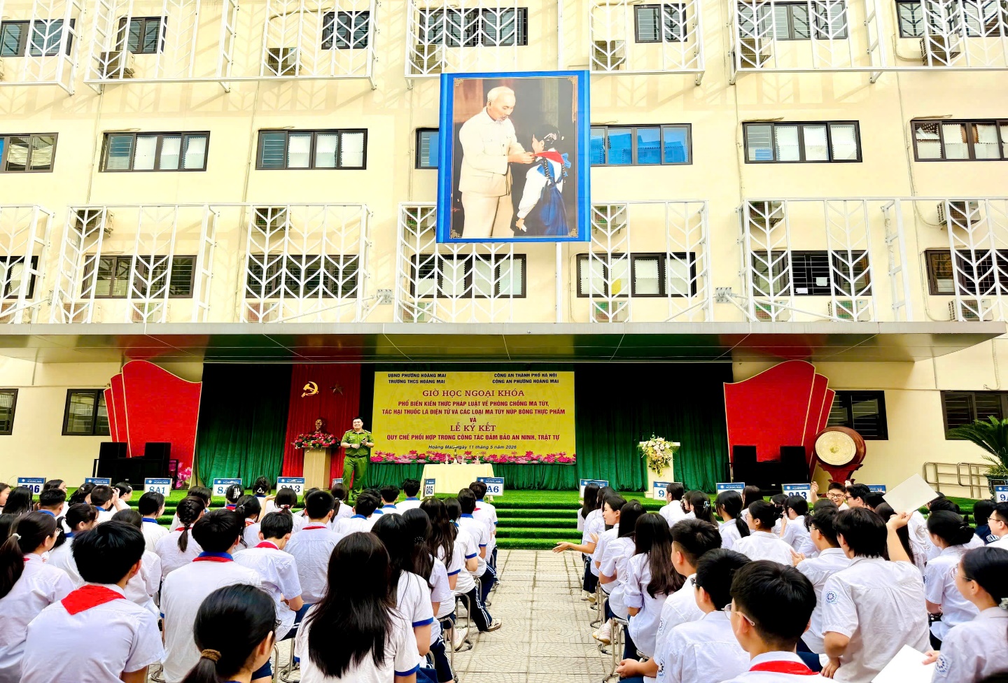 TRƯỜNG THCS HOÀNG MAI PHỐI HỢP VỚI CÔNG AN PHƯỜNG HOÀNG MAI TỔ CHỨC GIỜ HỌC NGOẠI KHÓA TUYÊN TRUYỀN PHÁP LUẬT VÀ LỄ KÝ KẾT QUY CHẾ PHỐI HỢP ĐẢM BẢO AN NINH, TRẬT TỰ- Ảnh 2.