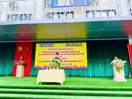 TUYÊN TRUYỀN PHÁP LUẬT VỀ PHÒNG CHỐNG MA TÚY VÀ LỄ KÝ KẾT QUY CHẾ PHỐI HỢP TRONG CÔNG TÁC ĐẢM BẢO AN NINH, TRẬT TỰ
- Ảnh 1.
