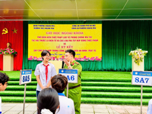 TUYÊN TRUYỀN PHÁP LUẬT VỀ PHÒNG CHỐNG MA TÚY VÀ LỄ KÝ KẾT QUY CHẾ PHỐI HỢP TRONG CÔNG TÁC ĐẢM BẢO AN NINH, TRẬT TỰ
- Ảnh 2.