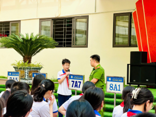 TUYÊN TRUYỀN PHÁP LUẬT VỀ PHÒNG CHỐNG MA TÚY VÀ LỄ KÝ KẾT QUY CHẾ PHỐI HỢP TRONG CÔNG TÁC ĐẢM BẢO AN NINH, TRẬT TỰ
- Ảnh 3.