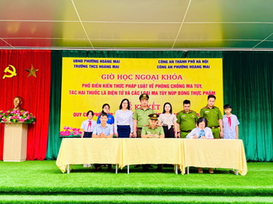 TUYÊN TRUYỀN PHÁP LUẬT VỀ PHÒNG CHỐNG MA TÚY VÀ LỄ KÝ KẾT QUY CHẾ PHỐI HỢP TRONG CÔNG TÁC ĐẢM BẢO AN NINH, TRẬT TỰ
- Ảnh 4.