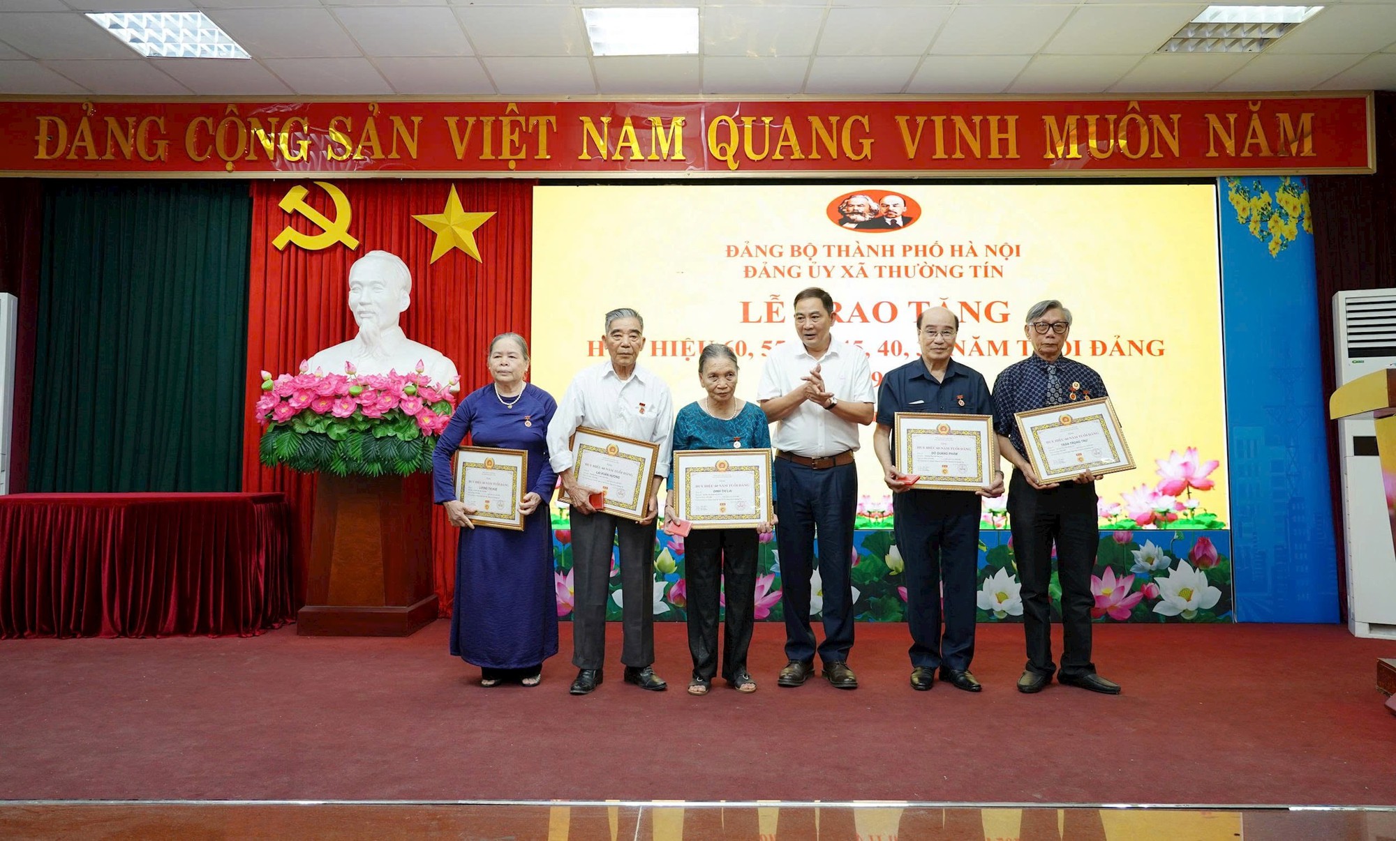 Xã Thường Tín: Trao Huy hiệu Đảng dịp 19-5 cho 54 đảng viên- Ảnh 1.