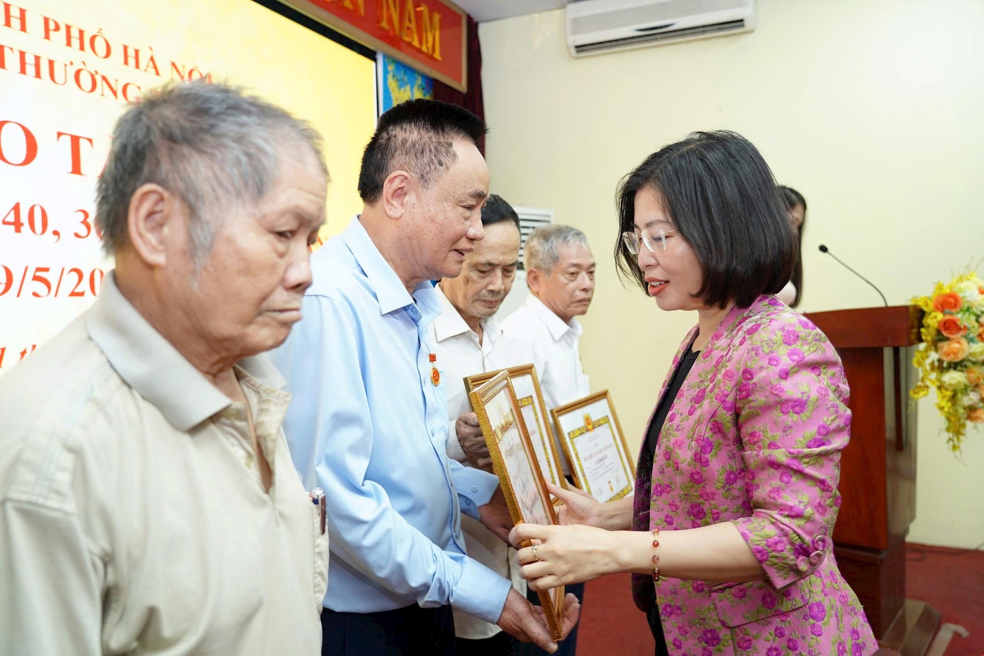 Xã Thường Tín: Trao Huy hiệu Đảng dịp 19-5 cho 54 đảng viên- Ảnh 2.