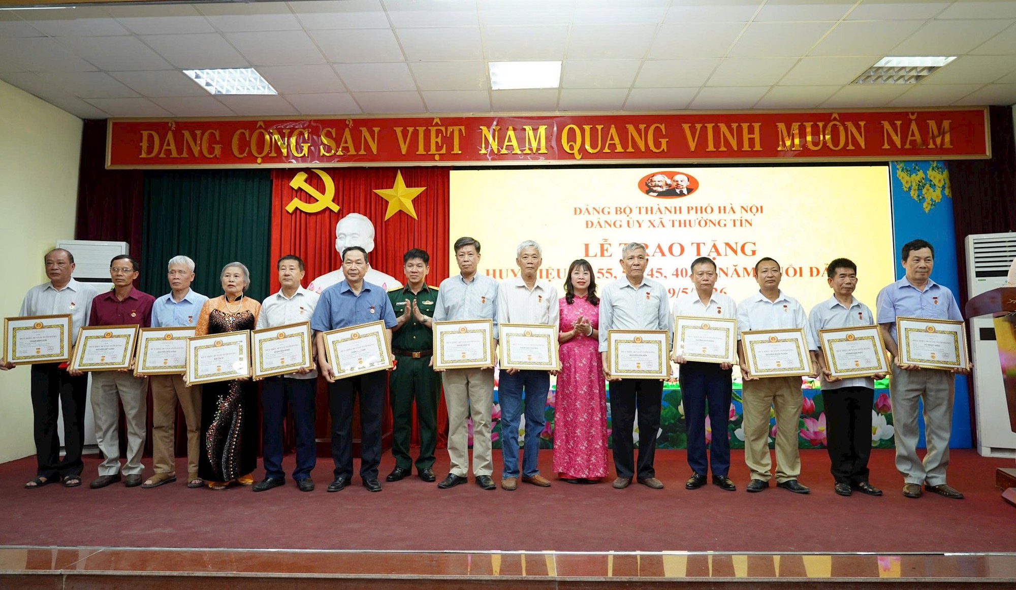 Xã Thường Tín: Trao Huy hiệu Đảng dịp 19-5 cho 54 đảng viên- Ảnh 3.
