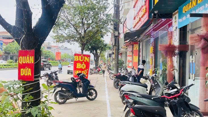 Phúc Thọ tăng cường chỉnh trang đô thị, sơn kẻ vạch đảm bảo an toàn giao thông - Ảnh 3.