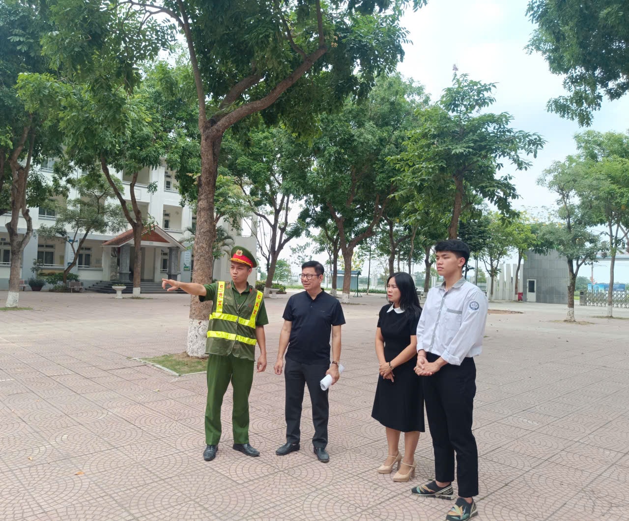 Công an xã Tiến Thắng: Phát huy hiệu quả mô hình “Cổng trường an toàn giao thông”- Ảnh 3.