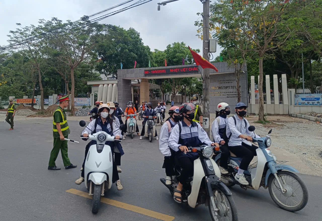 Công an xã Tiến Thắng: Phát huy hiệu quả mô hình “Cổng trường an toàn giao thông”- Ảnh 2.