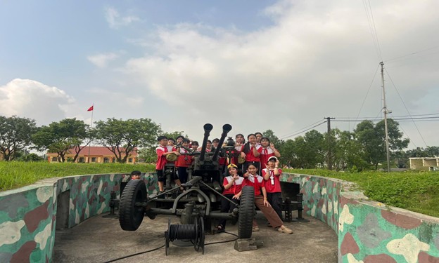 Trường Tiểu học Phú Minh giáo dục truyền thống cách mạng cho học sinh qua hoạt động trải nghiệm thực tế- Ảnh 4.