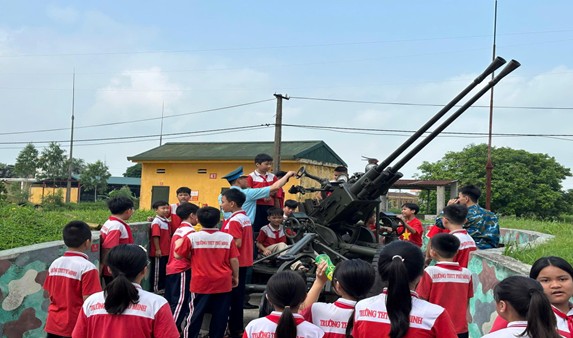 Trường Tiểu học Phú Minh giáo dục truyền thống cách mạng cho học sinh qua hoạt động trải nghiệm thực tế- Ảnh 5.