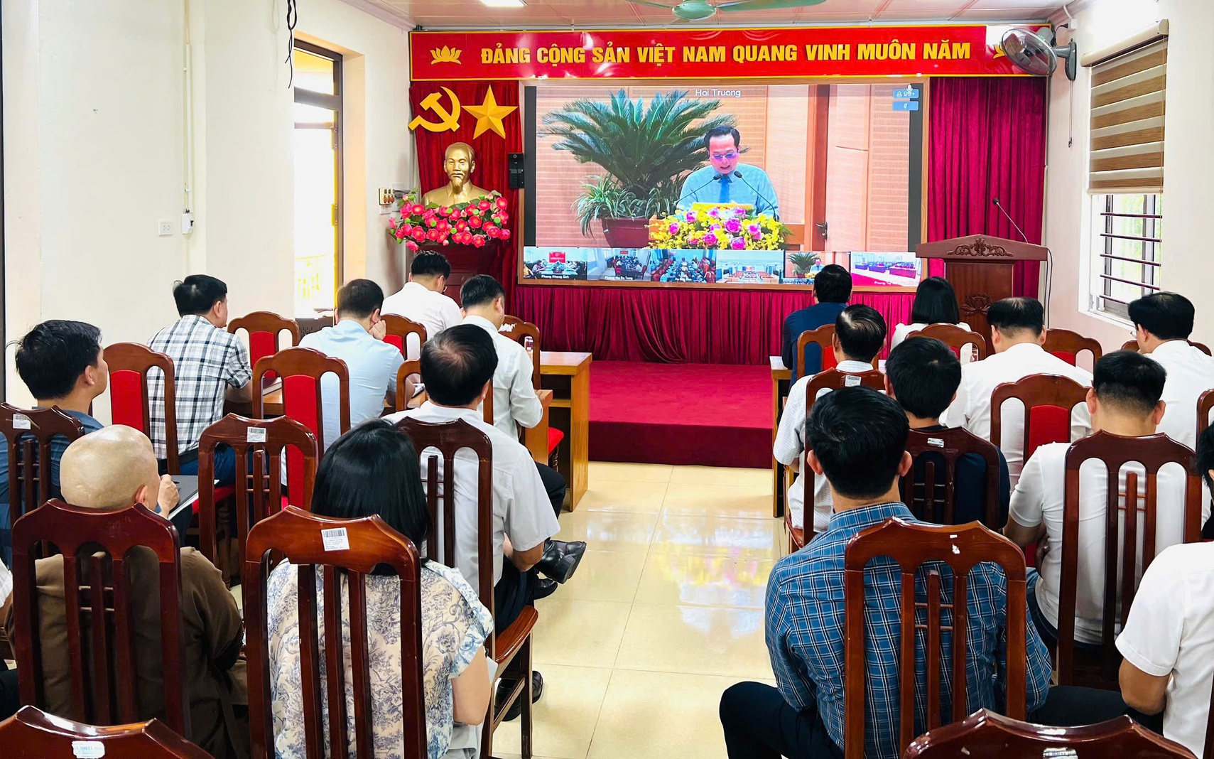 Chiều 12/5 Thường trực Hội đồng nhân dân xã Hát Môn tổ chức hội nghị trực tuyến bồi dưỡng kiến thức, kỹ năng hoạt động của đại biểu HĐND các cấp thành phố Hà Nội năm 2026.