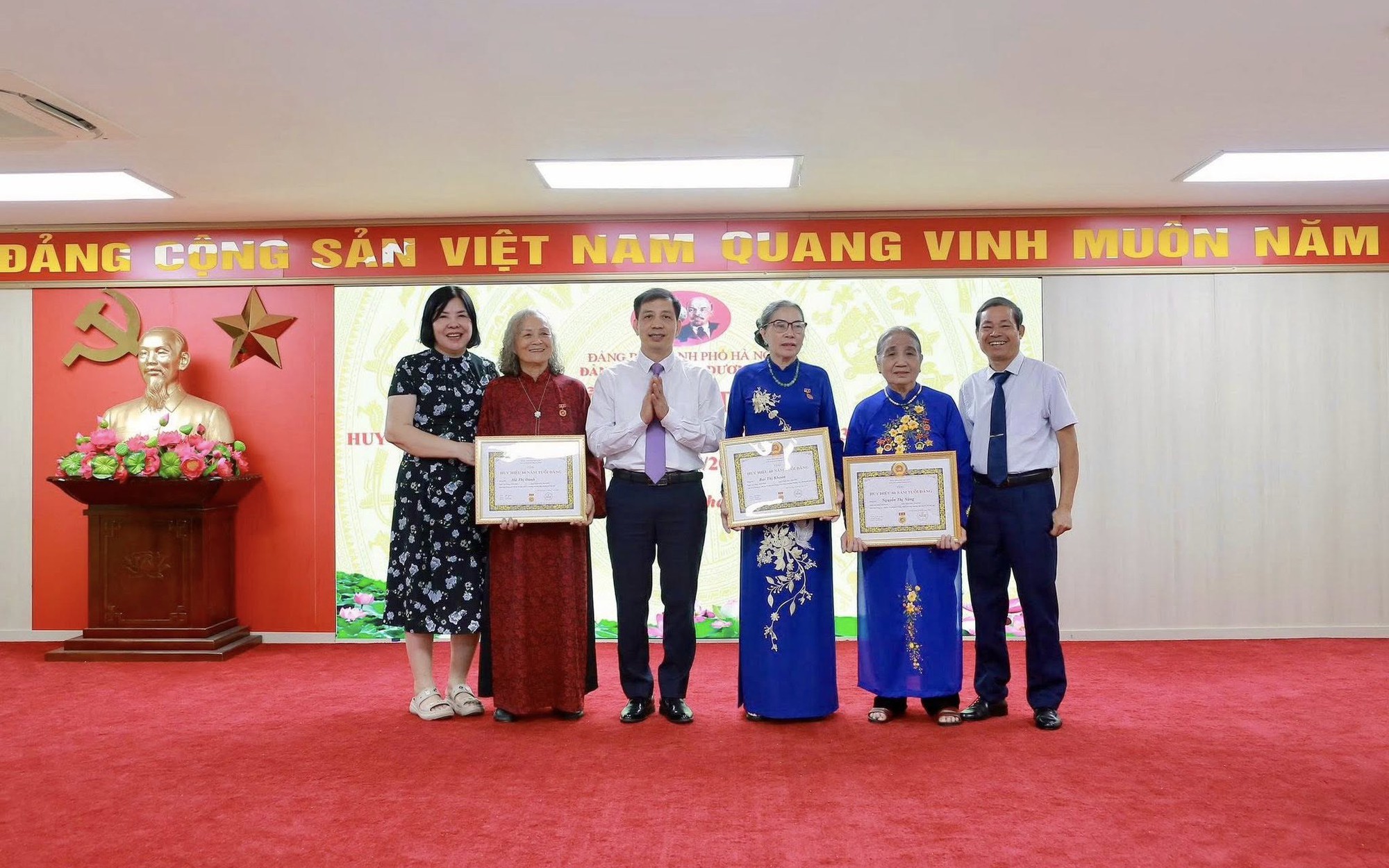 Đảng uỷ phường Dương Nội trao Huy hiệu Đảng tặng 34 đảng viên dịp 19/5/2026