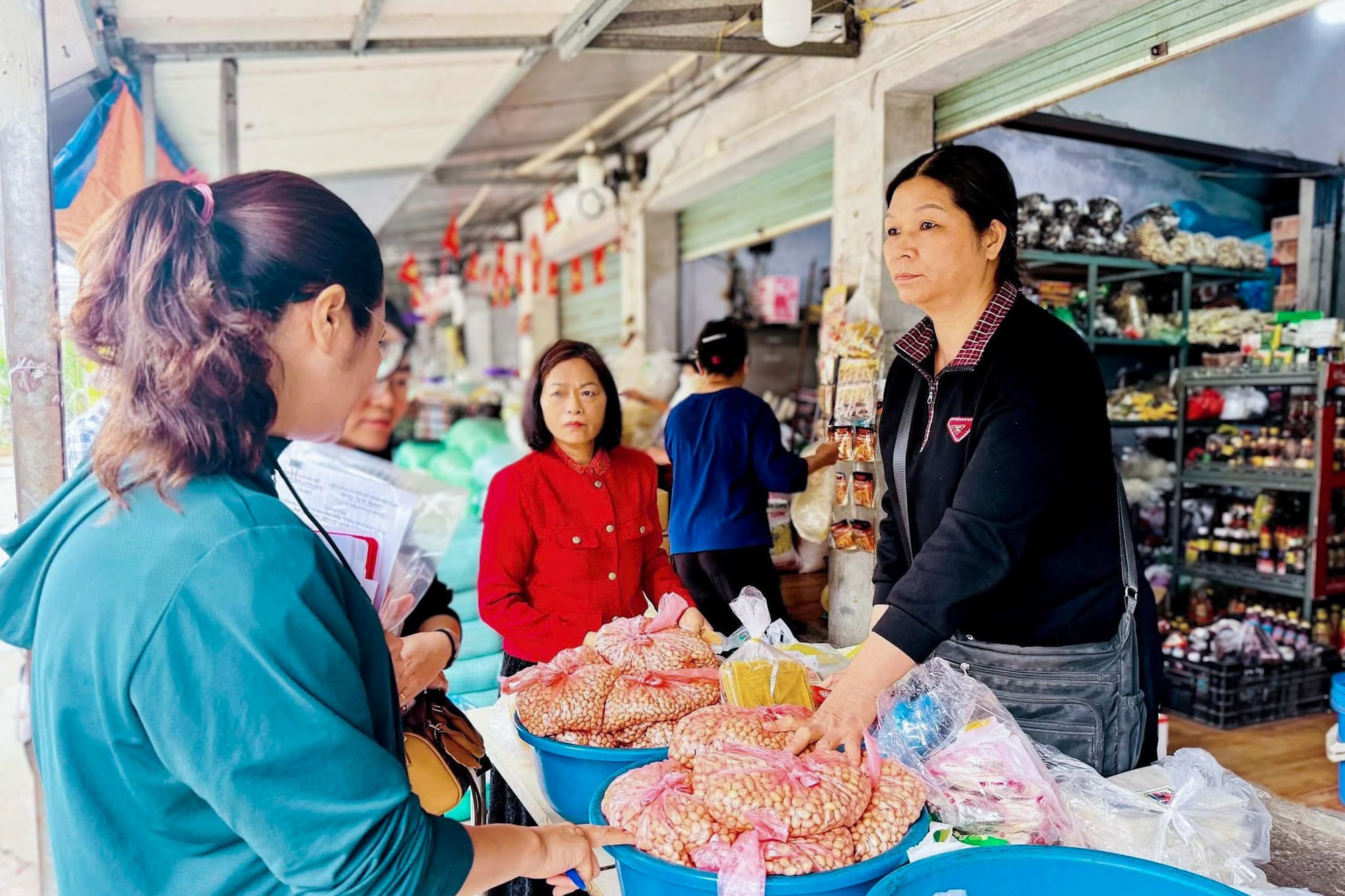 Xã Nam Phù siết quản lý an toàn thực phẩm, áp dụng nguyên tắc “6 rõ”- Ảnh 1.