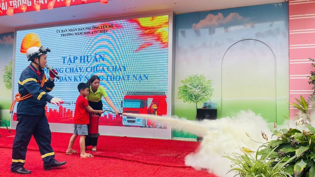 Trường Mầm Non A Tứ Hiệp tổ chức tập huấn PCCC và kỹ năng thoát nạn cho Cán bộ, giáo viên, nhân viên và học sinh- Ảnh 2.