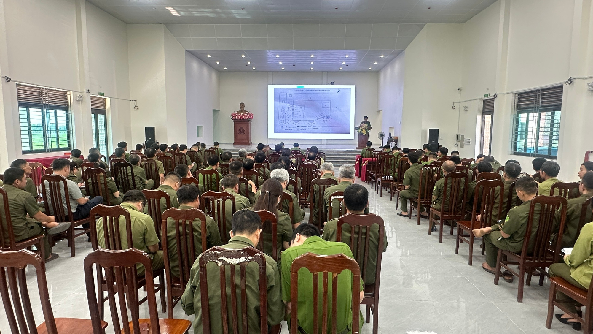 Hồng Sơn triển khai diễn tập phương án chữa cháy và cứu nạn, cứu hộ tại khu dân cư nguy hiểm cháy nổ trên địa bàn xã- Ảnh 1.