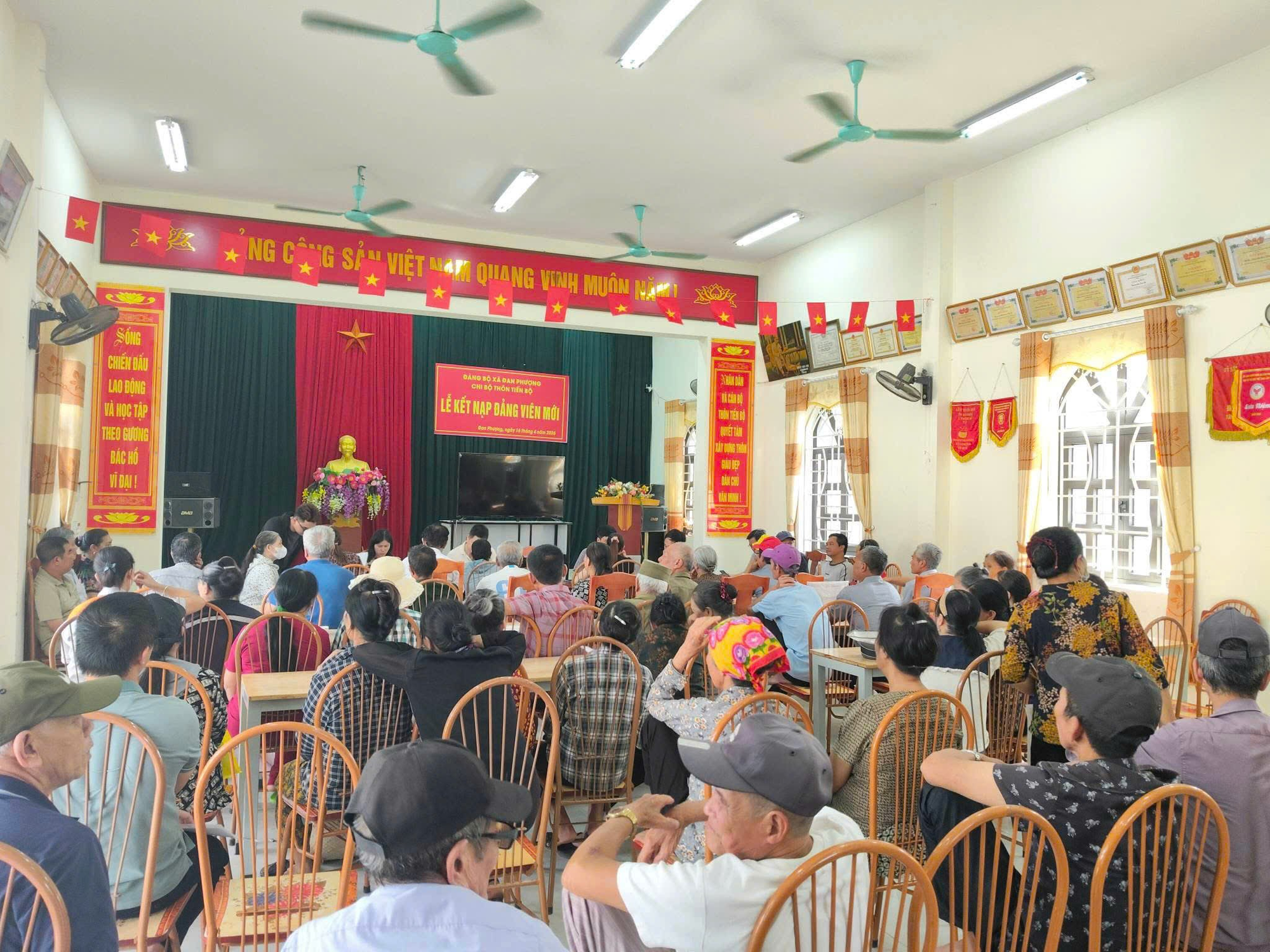 Từ ngày 11/5 xã Đan Phượng triển khai hướng dẫn hỗ trợ người dân kê khai đăng ký đất đai, cấp giấy chứng nhận quyền sử dụng đất ở lần đầu.- Ảnh 1.