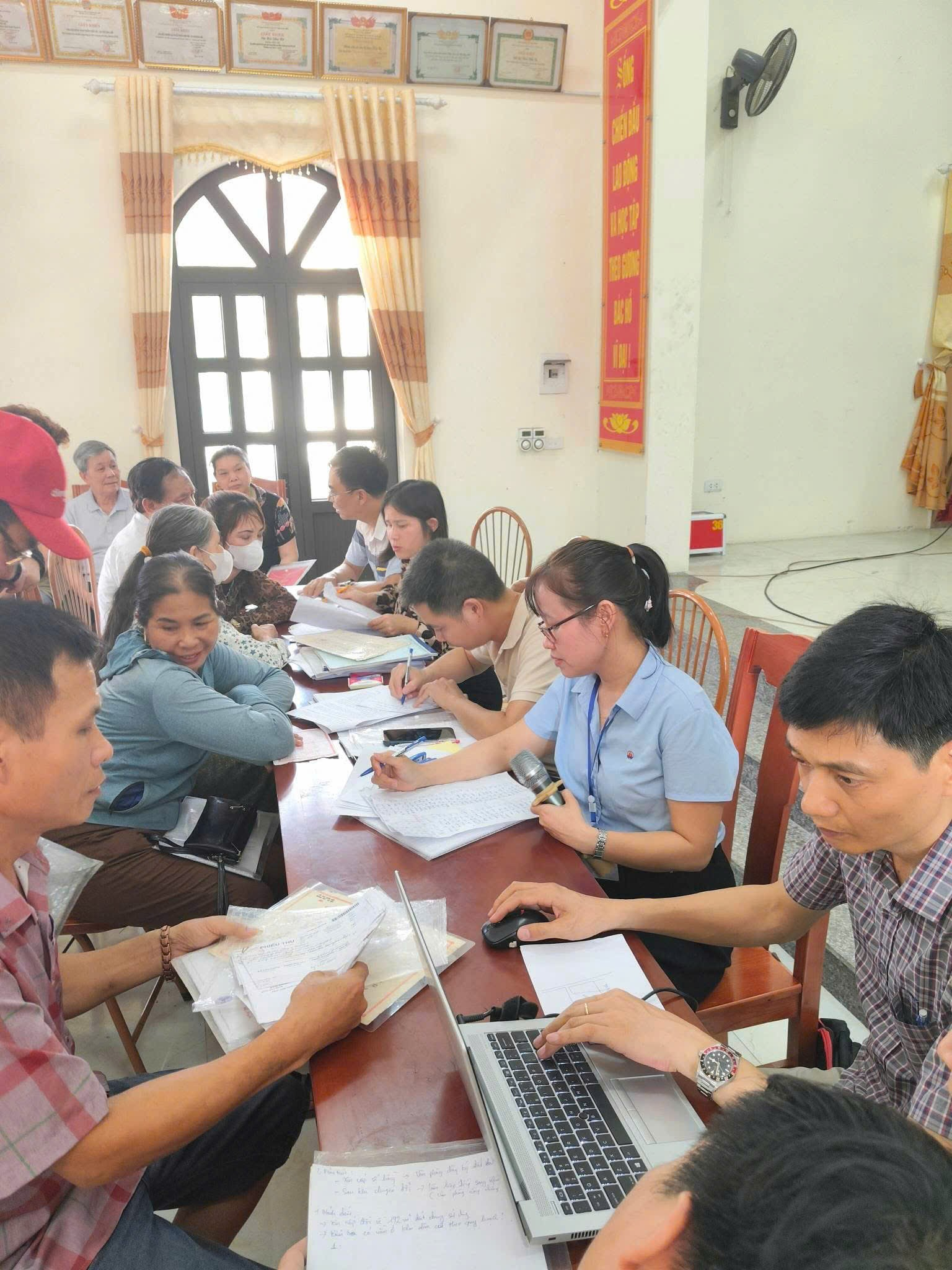 Từ ngày 11/5 xã Đan Phượng triển khai hướng dẫn hỗ trợ người dân kê khai đăng ký đất đai, cấp giấy chứng nhận quyền sử dụng đất ở lần đầu.- Ảnh 2.