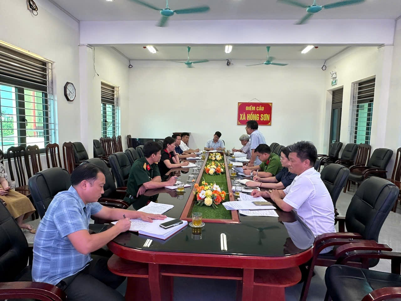 Xã Hồng Sơn giao ban thành viên UBND xã đánh giá kết quả thực hiện nhiệm vụ tháng 4, triển khai nhiệm vụ tháng 5/2026- Ảnh 1.