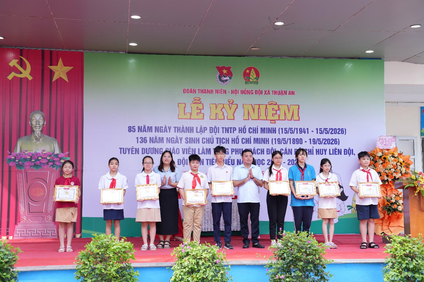 A group of people holding certificates  AI-generated content may be incorrect.