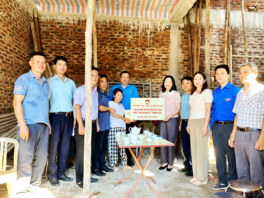 Ủy ban MTTQ Việt Nam xã Ô Diên trao kinh phí hỗ trợ xây nhà- Ảnh 1.