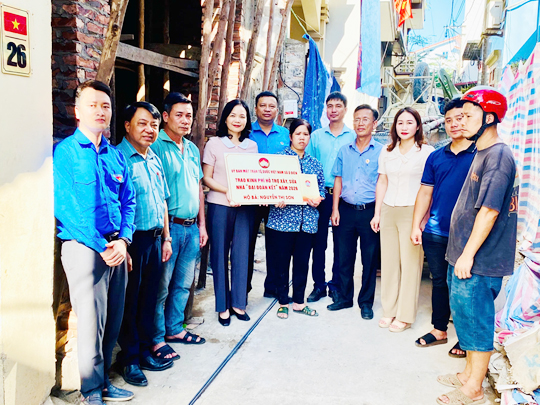Ủy ban MTTQ Việt Nam xã Ô Diên trao kinh phí hỗ trợ xây nhà- Ảnh 2.