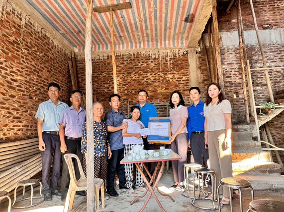 Ủy ban MTTQ Việt Nam xã Ô Diên trao kinh phí hỗ trợ xây nhà- Ảnh 3.