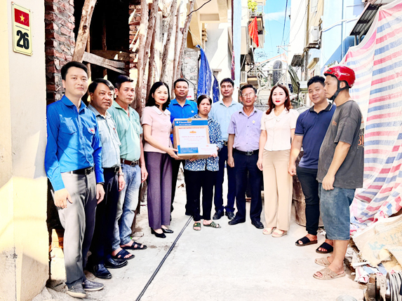 Ủy ban MTTQ Việt Nam xã Ô Diên trao kinh phí hỗ trợ xây nhà- Ảnh 4.