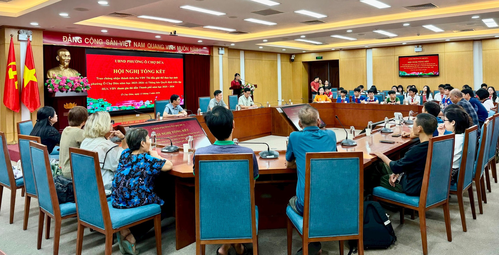 88 vận động viên được trao chứng nhận thành tích thi đấu giải thể thao học sinh phường Ô Chợ Dừa năm học 2025- 2026- Ảnh 1.