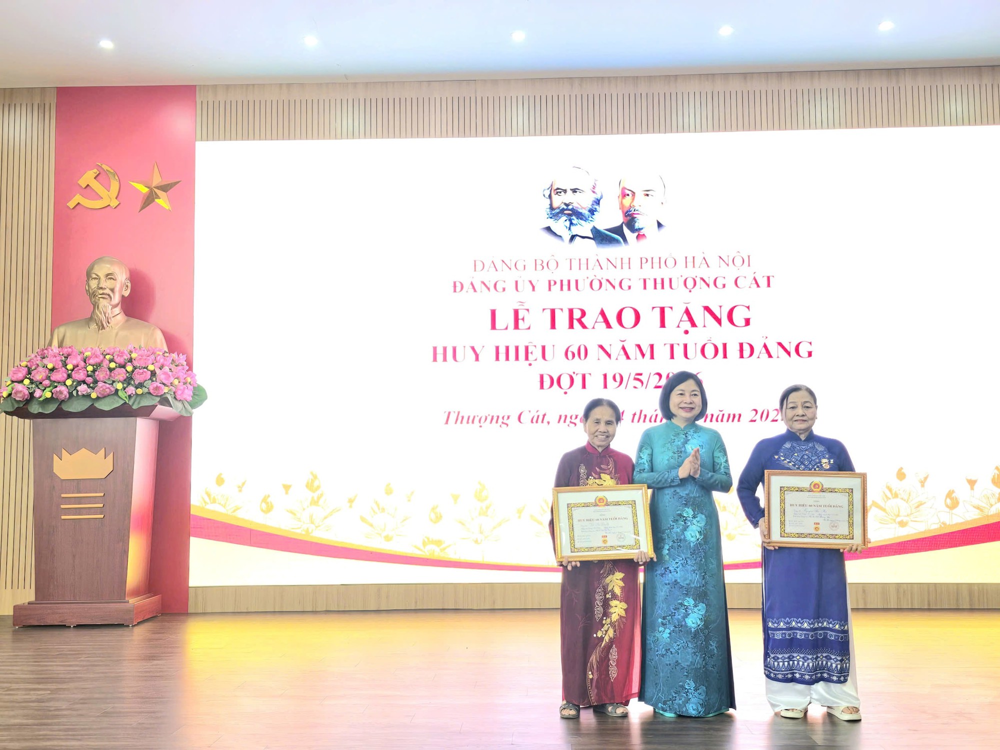 Phường Thượng Cát kỷ niệm 136 năm Ngày sinh Chủ tịch Hồ Chí Minh, trao huy hiệu Đảng cho 14 đảng viên- Ảnh 2.
