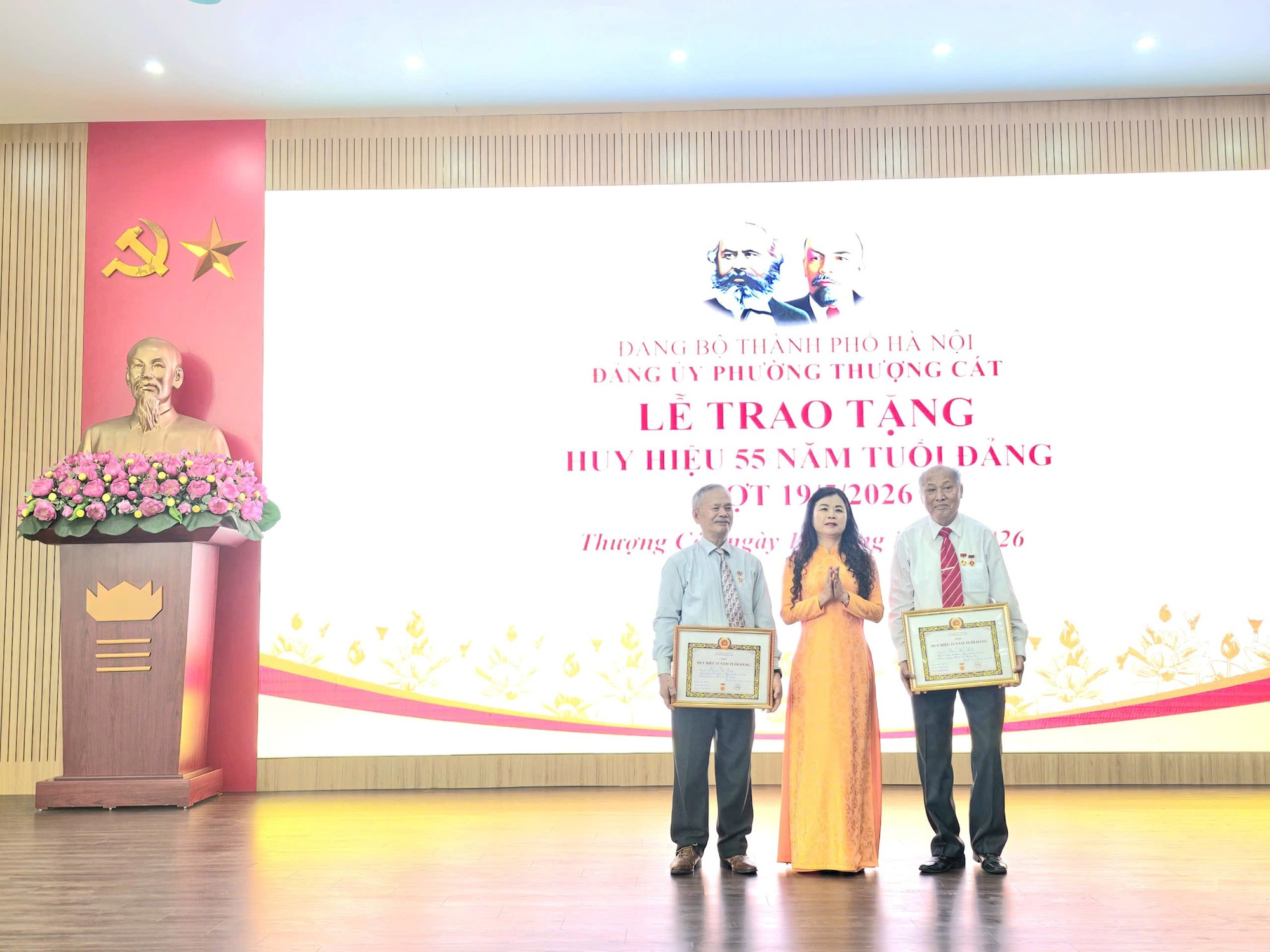 Phường Thượng Cát kỷ niệm 136 năm Ngày sinh Chủ tịch Hồ Chí Minh, trao huy hiệu Đảng cho 14 đảng viên- Ảnh 3.