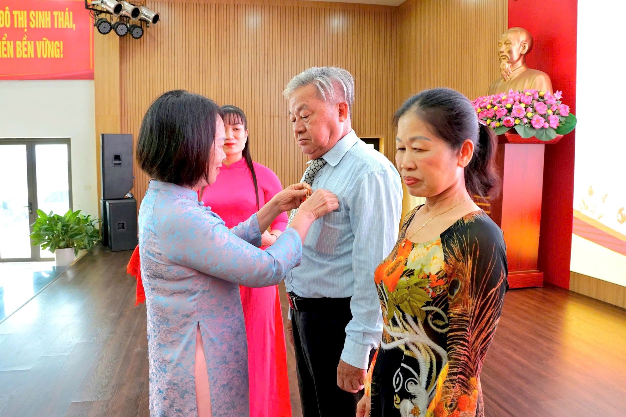 Phường Thượng Cát kỷ niệm 136 năm Ngày sinh Chủ tịch Hồ Chí Minh, trao huy hiệu Đảng cho 14 đảng viên- Ảnh 4.