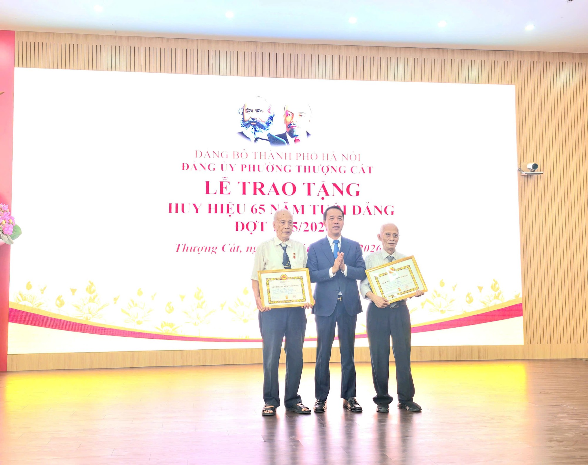 Phường Thượng Cát kỷ niệm 136 năm Ngày sinh Chủ tịch Hồ Chí Minh, trao huy hiệu Đảng cho 14 đảng viên- Ảnh 1.