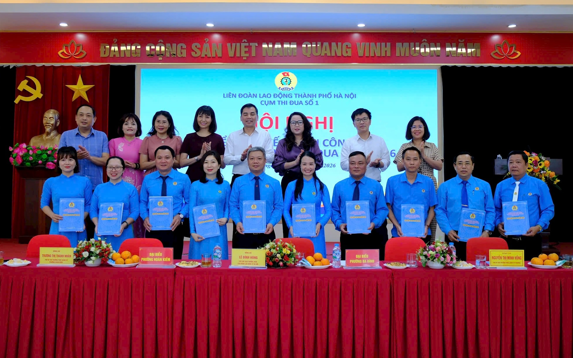 Đại diện Đảng ủy và Công đoàn của 10 phường thuộc Cụm thi đua số 01 ký giao ước thi đua năm 2026.