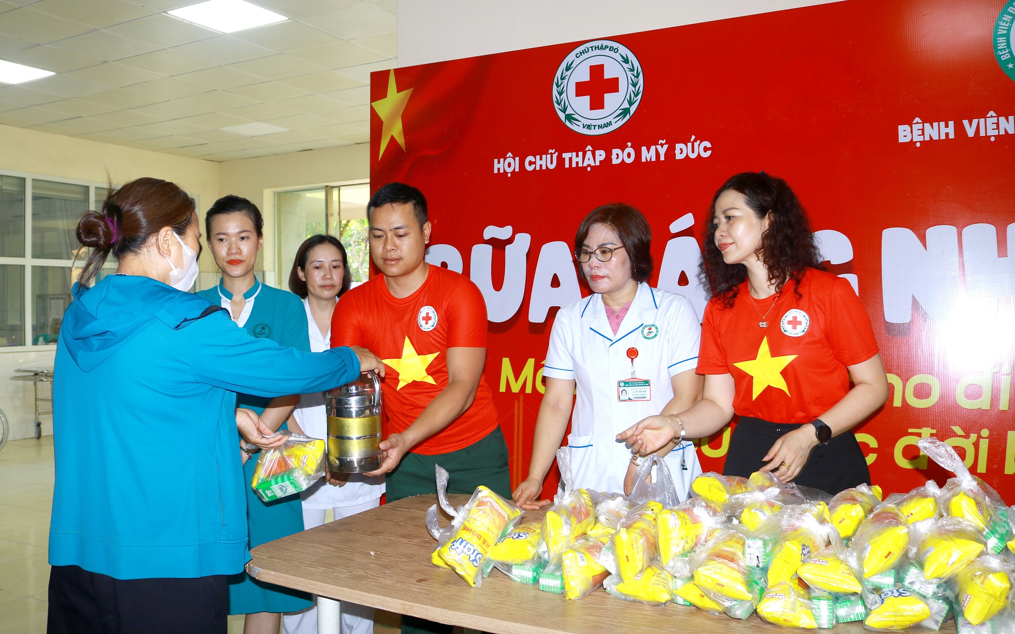 Hội chữ thập đỏ xã Mỹ Đức tặng bữa ăn sáng cho bệnh nhân tại bệnh viện đa khoa Mỹ Đức