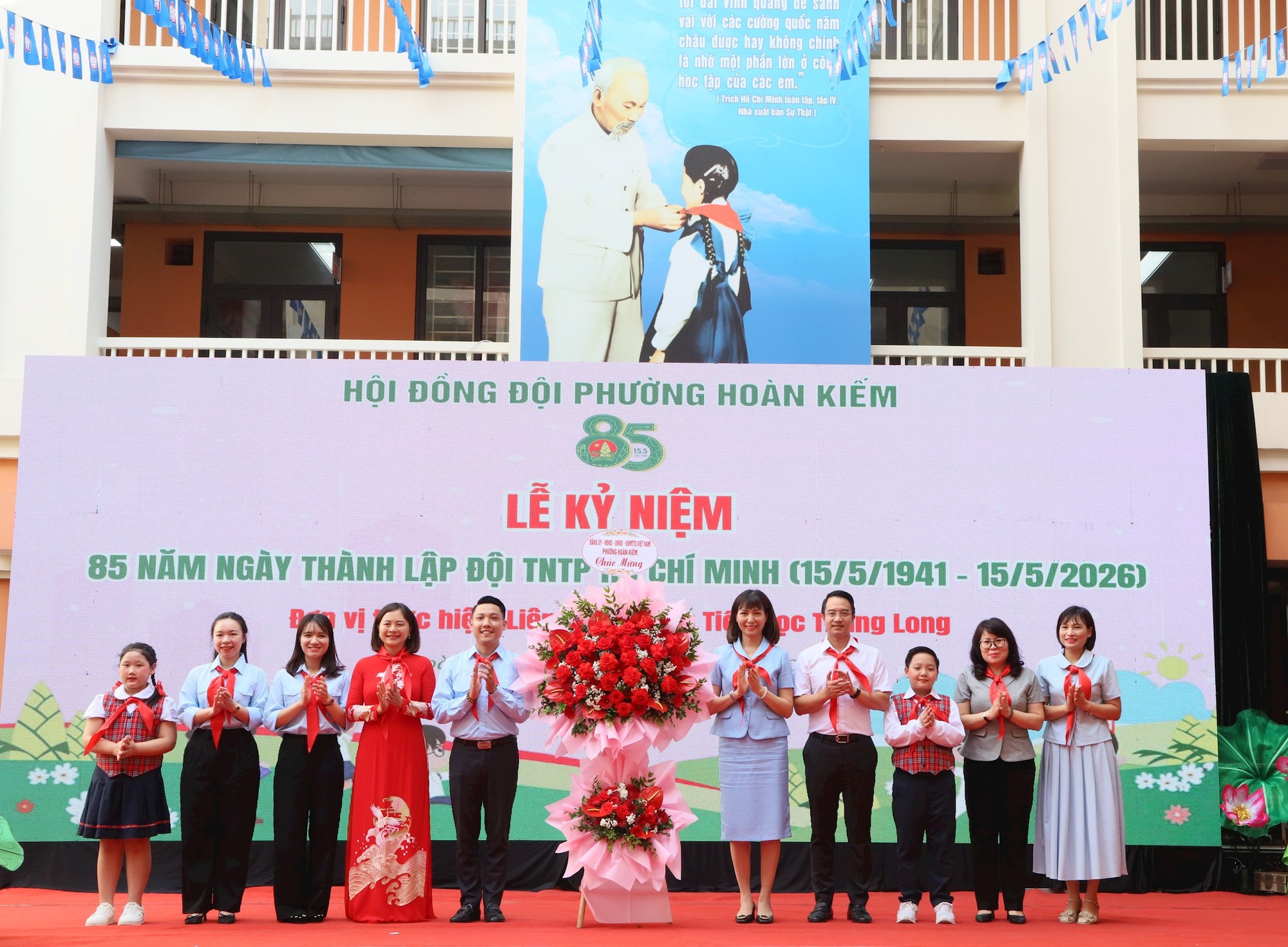 Thiếu nhi Hoàn Kiếm tự hào truyền thống, vững bước vào kỷ nguyên số- Ảnh 1.