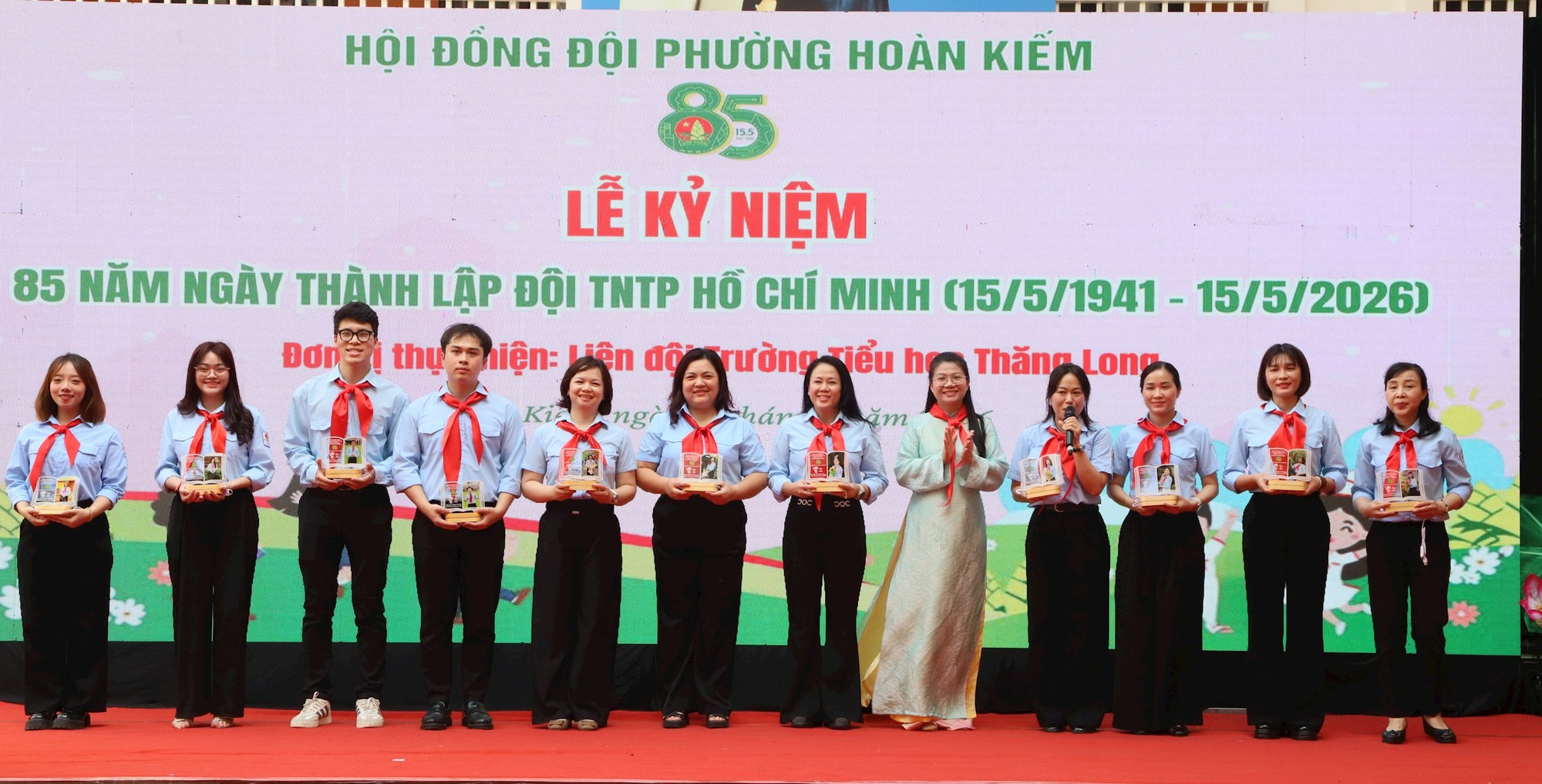 Thiếu nhi Hoàn Kiếm tự hào truyền thống, vững bước vào kỷ nguyên số- Ảnh 2.