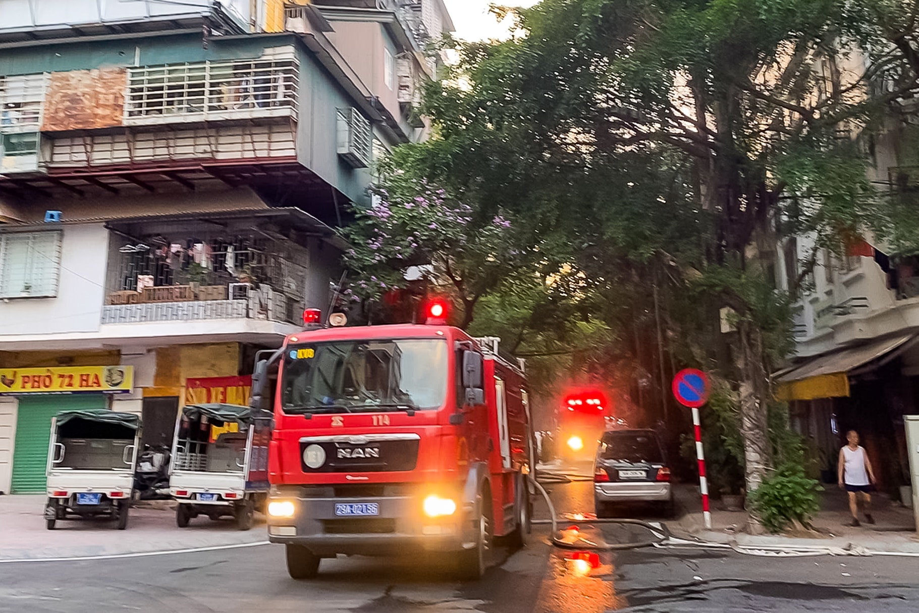 Phường Ngọc Hà: Kịp thời dập tắt vụ cháy tại khu tập thể Vĩnh Phúc- Ảnh 1.